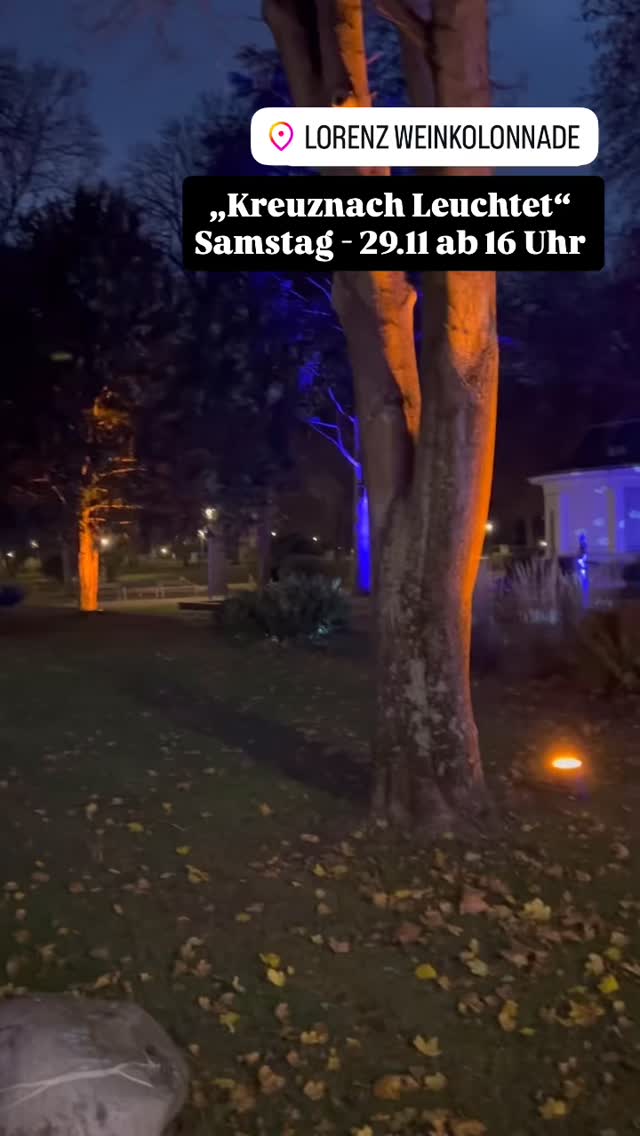 KREUZNACH LEUCHTET ✨
Am 29.November erleuchtet die Stadt Bad Kreuznach in bunten Farben mit tollen weihnachtlichen Motiven. ✨
Durch die Kreuznacher Innenstadt & das Kurviertel führt eine Glühweinstraße, die an der @lorenz_weinkolonnade endet. 🤩
Ab 16 Uhr könnt ihr Glühwein & Co an der @lorenz_weinkolonnade genießen!
Wir freuen uns auf euch! ⭐️
#lorenzwein #lorenzundsoehne #kreuznachleuchtet #kreuznachandernahe #badkreuznach #event #weihnachtszeit #erleuchten #illustration #glühwein #geselligkeit #mulledwine #kurviertelbadkreuznach