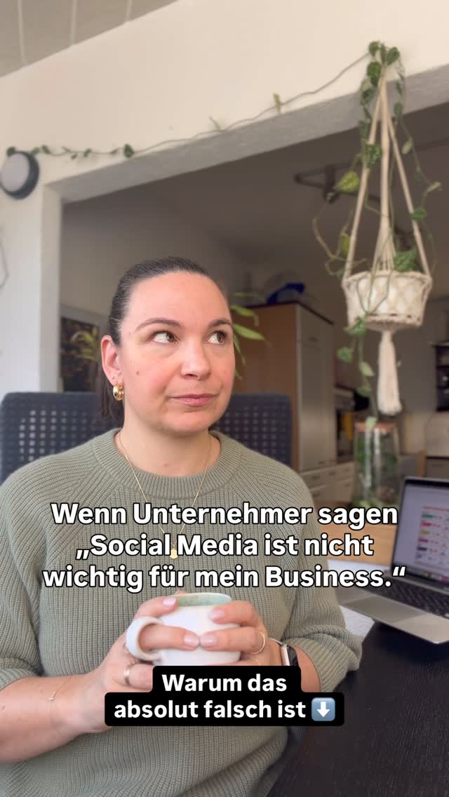 Weil es keine Strategie ist, sondern eine Ausrede. 🤥
Denn Kaufentscheidungen entstehen heute online, egal ob B2B oder B2C.
Deine Kunden vergleichen, recherchieren, bewerten und entscheiden auf Plattformen, auf denen DU nicht sichtbar bist.
Und Unsichtbarkeit ist keine Positionierung.🫣
Sie ist der schnellste Weg, sich ins Aus zu katapultieren.👋
Die Unternehmen, die heute wachsen, haben eines verstanden:
Aufmerksamkeit ist Währung. Sichtbarkeit ist unverzichtbar. Social Media ist kein Trend, sondern Teil der Marketingstrategie. 💯
Wer das ignoriert, spielt nicht „oldschool“, er spielt sich selbst aus dem Markt.
#sichtbarkeitfürunternehmen #tirolerunternehmen #agenturausgefuchst