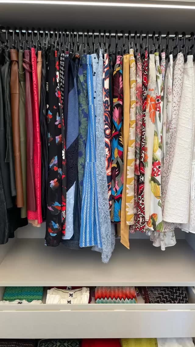 Roupas organizadas para facilitar a escolha.
#estilodevida #bemestar #produtividade #tempo #planejamento #organizacaopraticacriativa #personalorganizersp #organizaçãosp #organização #personalorganizersp #roupas