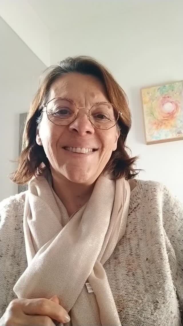 Cette semaine on essaye de suivre la voie.x de notre coeur, même si elle tente de nous emmener sur des sentiers que l'on a peu fréquentés, ou même sur des chemins totalement nouveaux et inconnus. On fait la paix avec soi pour pouvoir laisser cette paix rayonner autour de nous et dans cet espace de paix on s'ouvre à la possibilité d'accueillir les transformations qui doivent se mettre en place. "Soyons le changement que l'on veut voir dans le monde" : ces changements commencent depuis nous, pour nous. Depuis notre coeur ce mouvement ça forcément venir toucher le coeur des personnes autour de nous qui sont prêtes à le recevoir.
Spéciale dédicace de ce tirage à Vanessa 😉
#connaissancedesoi #archetypes #ame #energetique #oracle #oracle #ombreetlumiere #intuition