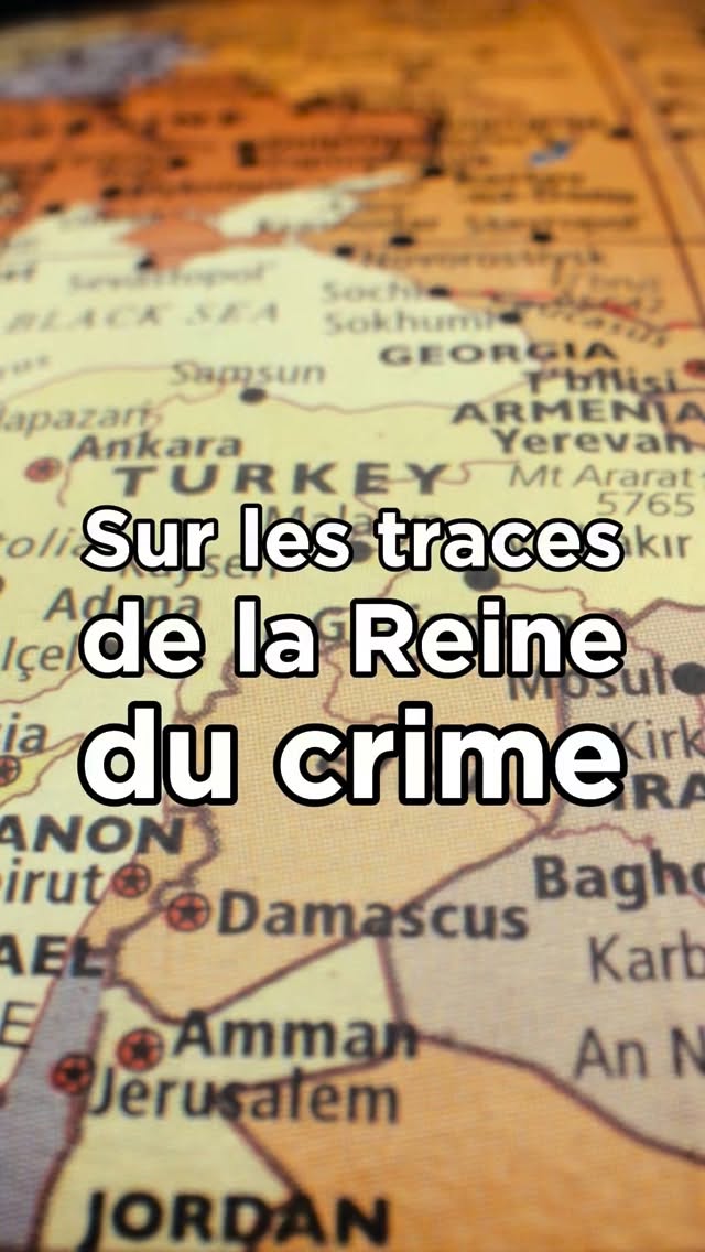 Aujourd’hui, on se rend au Musée archéologique du Val d’Oise. Un lieu unique en Île-de-France, consacré à la préservation des trésors archéologiques de la région avec une collection impressionnante de 50 000 objets qui retrace près de 90 millions d’années. Mais c’est son exposition temporaire consacrée à la « Reine du crime » qui nous intéresse aujourd’hui. « Agatha Christie, En quête d’archéologie » est une véritable expédition sur les traces de cette célèbre écrivaine mais aussi passionnée d’archéologie. Cette aventure commence en 1928 lorsqu’elle embarque à bord de l’Orient-Express pour un premier voyage au Moyen-Orient. Deux ans plus tard, elle visite le site d’Ur, en Irak, où elle rencontre Max Mallowan, un jeune archéologue qu’elle épouse en 1930.
Elle le suivra sur des chantiers de fouilles en Irak et en Syrie, prenant part à la vie des archéologues et s’inspirant de ces expériences pour écrire plusieurs romans comme « Meurtre en Mésopotamie » (1936), « Rendez-vous à Bagdad » (1951) et bien sur « Le Crime de l’Orient-Express » (1934).
Une belle occasion de découvrir jusqu’au 28 décembre 2025, comment la passion de l’archéologie a enrichi l’univers de l’une des plus grandes romancières du XXe siècle.
—————-
📍Musée archéologique du Val d’Oise
4 Place du Château
95450 Guiry en Vexin
Du mardi au vendredi, de 9h à 17h30
Les samedis, dimanches et jours fériés, de 13h à 18h
🎟️ Adulte : 5€ / Tarif réduit : 4,50€ (seniors + 65 ans) / Enfant (8-18 ans) : 3€ / Etudiant : 3€ (moins de 26 ans, sur présentation de la carte)
#agathachristie #agathachristiebooks #archeologie #archéologie #valdoise #autrice #litteratureanglaise #valdoisetourisme #timeoutparis #regionparisienne #sortieenfamille #fouillesarchéologiques #égypte #vexin #museearcheologique