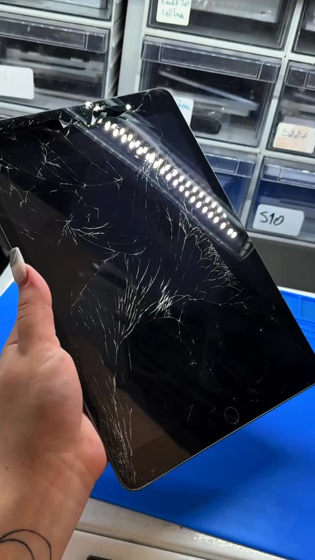 📱 Sticla iPad-ului tău este spartă, crăpată sau touch-ul nu mai răspunde corect?
La Restart Service, facem schimbarea sticlei și a ecranului pentru toate modelele de iPad — iPad, iPad Air, iPad Mini, iPad Pro.
Reparație rapidă, calitativă, cu piese testate și garanție inclusă.
Touch-ul revine perfect, luminozitatea e uniformă, iar iPad-ul arată ca nou.
🔧 Schimbare sticlă iPad • Înlocuire ecran complet • Reparații după lovituri • Probleme touch • Linii pe display • Sticlă desprinsă • Display spart
📲 Ne găsești la Restart Service — specialiști în reparații iPad, transparență și profesionalism în fiecare detaliu.
⸻
📱 Стекло на твоём iPad треснуло, разбилось или сенсор перестал реагировать?
В Restart Service мы выполняем замену стекла и дисплея на всех моделях iPad — iPad, iPad Air, iPad Mini, iPad Pro.
Быстрый и качественный ремонт, проверенные детали и гарантия на работу.
Сенсор снова работает идеально, изображение чистое, а твой iPad выглядит как новый.
🔧 Замена стекла iPad • Полная замена дисплея • Ремонт после удара • Проблемы с тачем • Линии на экране • Отслоившееся стекло • Разбитый дисплей
📲 Приходи в Restart Service — профессионалы по ремонту iPad, прозрачность и качество в каждом шаге.