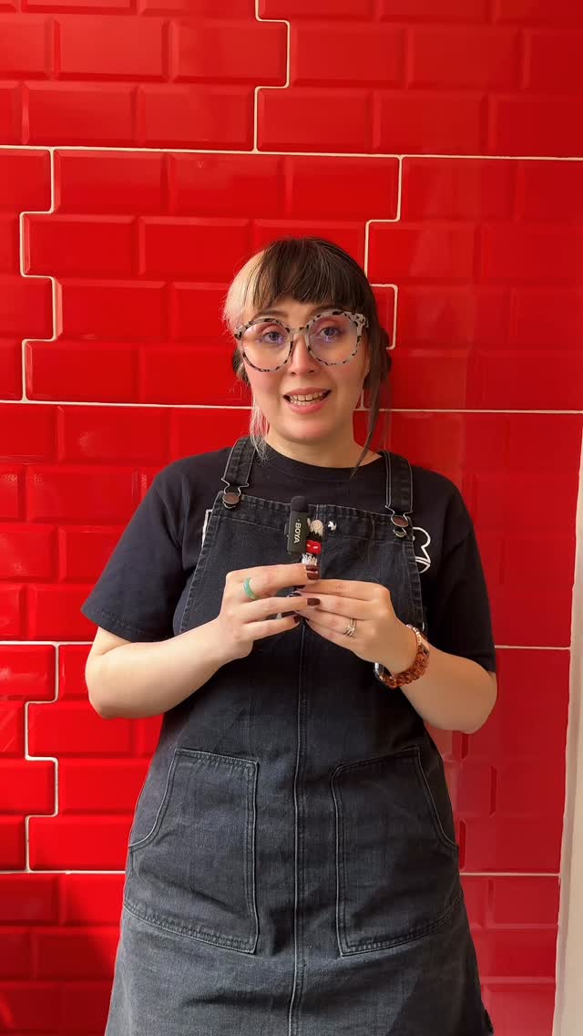 ¿Sabías que si cuidas tu intestino, también estás cuidando tu cerebro y tu salud mental? 🧠✨
Esto ocurre gracias al eje intestino–cerebro, una conexión bidireccional que hace que lo que pasa en tu sistema digestivo impacte en tu bienestar emocional.
Cuando este eje se altera, pueden aparecer síntomas como:
• ansiedad
• depresión
• neblina mental
• cansancio
• desequilibrios emocionales
Por eso, una alimentación rica en fibra, frutas, verduras, legumbres y suficiente agua es clave para mantener esta conexión en equilibrio 🌿💧
Como nos comparte Tania, nutricionista de Hanami:
cuidar tu intestino es un acto de autocuidado integral.
Tu salud mental también empieza en tu plato. 💛
Agenda tu sesión en www.espaciodesaludhanami.com