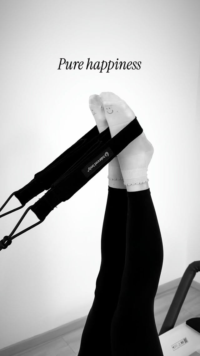 Feet in straps? Our happy moment ✨
#pilates #reformerpilates #modernpilates #greven #reformer