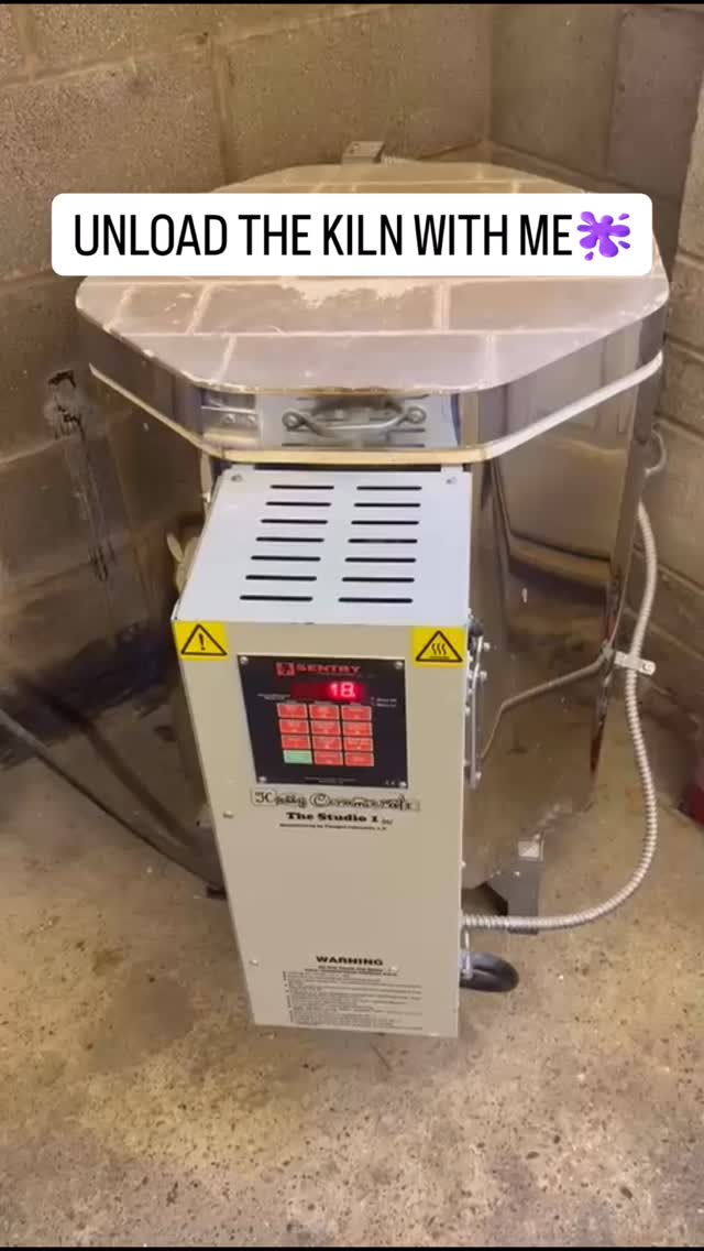 Unload the kiln with me ✨
Fresh out the fire and ready for collection!
Can you spot yours in the line-up? 🎄🔥
#firedcrafts #solihull #solihullmums #solihullbusiness #solihullmoms #babyprints #pyop #paintyourownpottery #birminghamuk