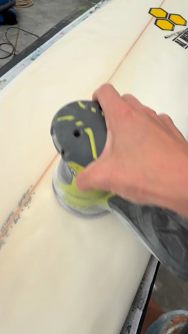 Every surfboard already has the soul of another artist. That’s why I always try to keep the original logo on it.
I love taking an old “trash” board and turning it into a masterpiece for a new home!
@posca_nz @poscaoficial @almerricksurfboards @cisurfboardsbrasil
#surfboardart #surfboardartwork #surf #surfnewzealand