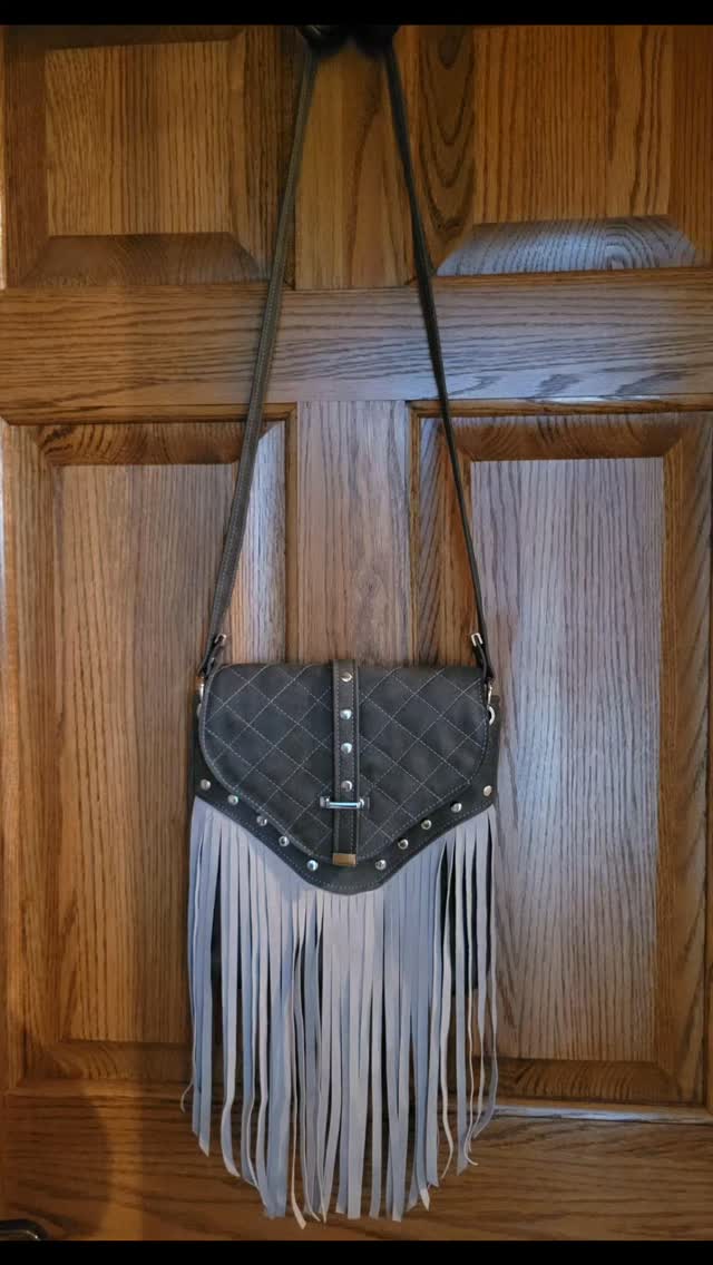 Just finished the Swing Bag! This cute little handbag is made out of PerSuede me faux suede. The interior fabric is a cotton weave, has a zipper pocket to secure your valuables, and the chrome hardware sets it off. This bag has a certain bohemian feel, and its free spirited details give this bag a chic artistic style. It is perfect for everyday or that special event.
#everydaystyle #custombag #fauxsuede #everdaybag #bohemianbag #fringebag #handbag #fallfashiontrends