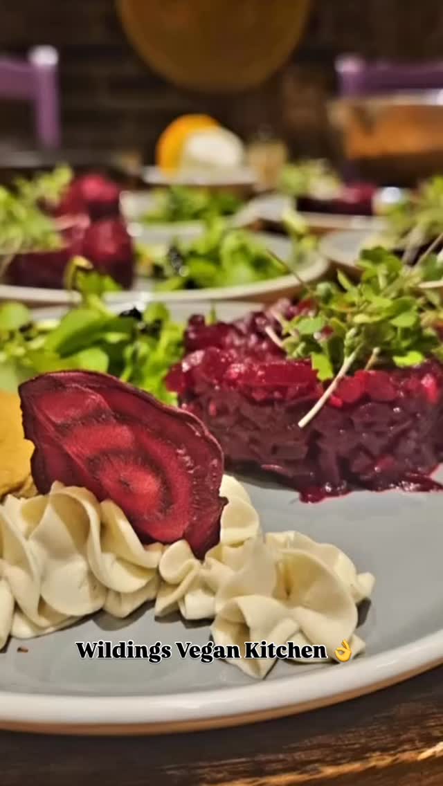 Autumnal vibes @wildingsvegankitchen 🍂 With organic seasonal squash, beetroot, apples and more from @blaencamelfarm topped with @ftmicrogreens - Another beautiful supper club in the books. Thanks to @ceriyogalight and @cathys_therapy_kitchen for the gorgeous photos 📸
#veganprivatedining #veganchefnorthwales #retreatchefuk #plantbasedchefwales #supperclubwales #welshorganicproduce #walesretreatchef