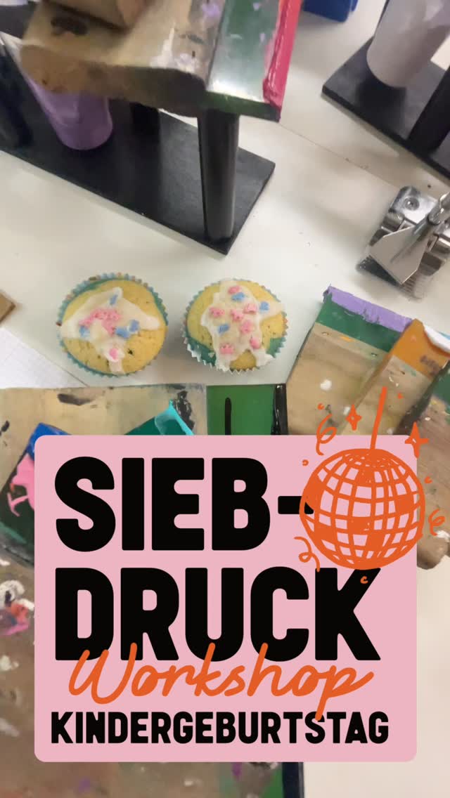 Ein paar Einblicke in die Siebdruck-Überraschung zum KinderGeburtstag ✨ die 7 Mäuse hatten keine Ahnung was sie erwartet - als sie sich mit “Wechselshirts” ausgestattet für eine schwitzige Wanderung bereit hielten 👀 😜
Dementsprechend war die Freude groß als ich endlich das Geheimnis um den Siebdruck Workshop lüften durfte und wir hatten jede Menge Spaß zusammen! ✨🤏🏼🧡
|
#siebdruck #kindergeburtstagjena #beschäftigungfürkinder #winzerla #buntmachtglücklich #shirtsbedrucken