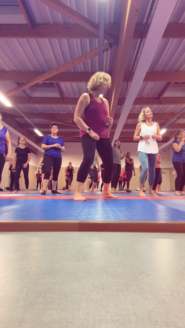 ⚡️𝗜𝗹 𝗻’𝘆 𝗮 𝗽𝗮𝘀 𝗱𝗲 “𝗯𝗼𝗻 𝗺𝗼𝗺𝗲𝗻𝘁”.
𝗜𝗹 𝘆 𝗮 𝗷𝘂𝘀𝘁𝗲 𝘂𝗻 𝗺𝗼𝗺𝗲𝗻𝘁 : 𝗺𝗮𝗶𝗻𝘁𝗲𝗻𝗮𝗻𝘁.
Tu veux bouger?
Te dépasser?
Reprendre confiance en ton corps?
Je t’attends 💪
Tous les mardis à la
Maison des arts martiaux d’Etiolles
Écris “GO” en commentaire ou en DM pour me rejoindre.
#motivationfemme #sportaufeminin #confianceensoi #coachsportive
#rejoindremouvement #fitafter40 #oserbouger #sportplaisir
@ville_etiolles @ville_etiolles