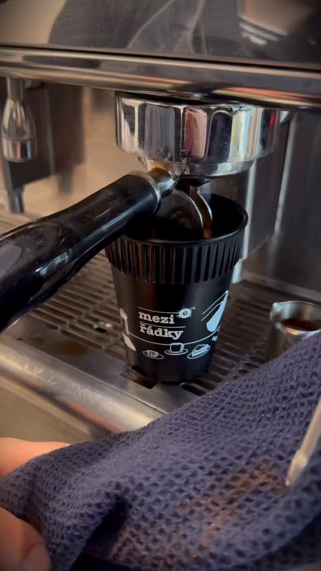 ☕💛 Věděli jste, že si ke kávě s sebou můžete pořídit i tenhle krásný re-kelímek?
Šetrný k přírodě, příjemný do ruky a hlavně – budete ho mít vždycky po ruce, když vás přepadne chuť na kafe od nás. Ale klidně vám do něj připravíme i voňavý svařáček. 😉🌿✨
#etincellecz #meziradky #kavarna #bistro #socialnipodnik #hendikepneniprekazka #kavassebou #rekelimek