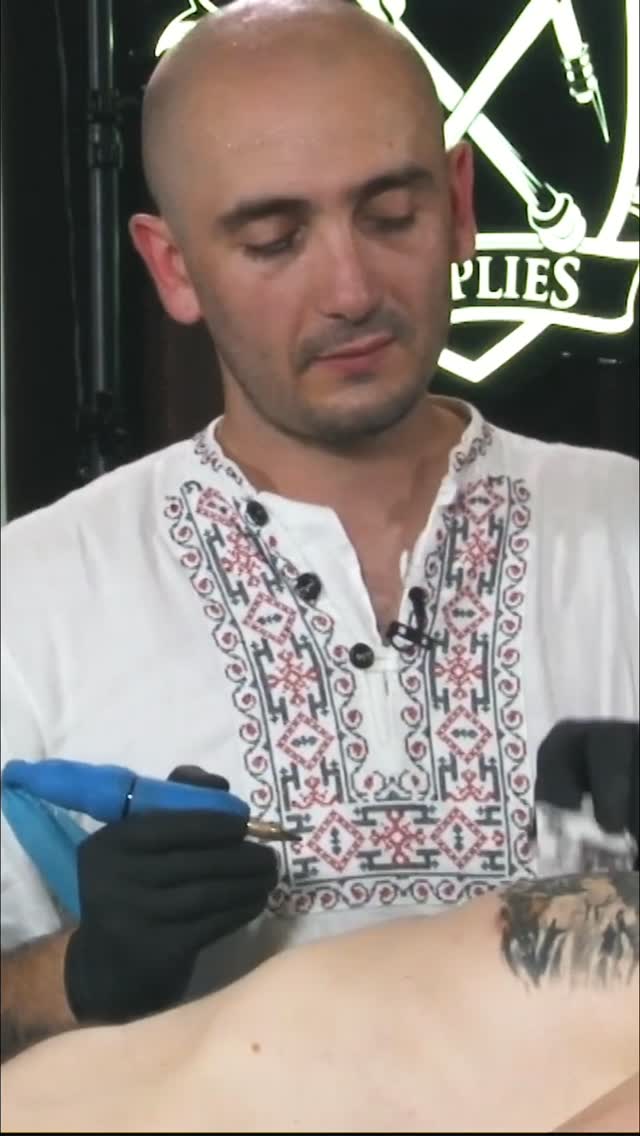 🎙️ Bogdan Paul – Guest Artist 2019 @ tat-too.tv
Unele interviuri nu sunt doar discuții. Sunt vibrații.
Iar cu acesta… am simțit ceva special chiar din drum, înainte să începem filmarea.
În salon, cele mai bune conversații porneau mereu din același loc:
✒️ tatuajele.
Acolo, în mijlocul oamenilor diferiți — tatuatori, clienți, povești, meserii, lumi complet paralele — apărea magia.
Te trezeai vorbind cu cineva din alt univers, dar conectat prin același punct comun: pasiunea.
Pentru că așa suntem noi, oamenii…
Ne adunăm în jurul lucrurilor care ne seamănă, ne reprezintă și ne aprind.
Și poate de aceea episodul ăsta e atât de special:
pentru că surprinde exact energia aia autentică, reală, pe care doar un salon de tatuaje o poate crea.
📺 Urmărește interviul complet în Emisiunea Guest Artist 2019 – Bogdan Paul, doar pe tat-too.tv