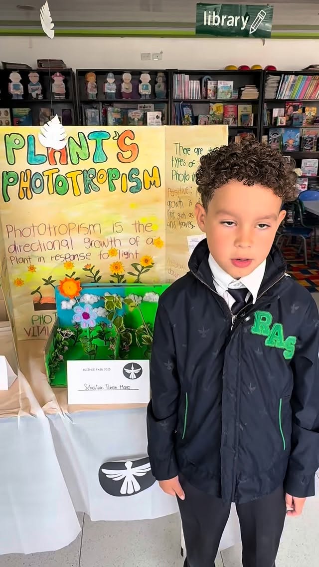 La ciencia sigue viva… ¡y más inspiradora que nunca!
En esta segunda parte, nuestros estudiantes nos sorprenden con proyectos que demuestran creatividad, curiosidad y una enorme pasión por aprender.
Desde experimentos que despiertan sonrisas, hasta explicaciones que muestran un verdadero amor por el conocimiento… cada stand es una ventana al futuro que ellos mismos están construyendo.
Gracias a cada estudiante y docente por hacer de esta feria un espacio donde la imaginación se convierte en descubrimiento.