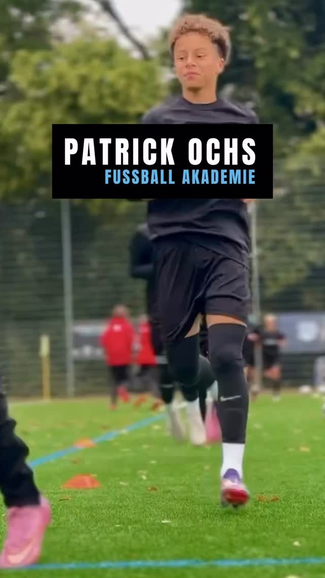 Patrick Ochs Fussball Akademie
Die Rückrunde wartet nicht. Sie fordert.
Und du? Du willst schneller entscheiden, sauberer lösen, mutiger spielen.
Vom 09.01.26 bis 11.01.26 öffnen wir unser Winter Elite Camp in Frankfurt für Spieler, die mehr wollen als Durchschnitt.
Drei Tage High-Performance. Drei Tage Intensität. Drei Tage, an denen du an Details arbeitest, die Spiele entscheiden:
1. Kontakt, Drucklösungen, Umschaltmomente, Dynamik, Zweikampfpower, Technik auf Toplevel.
Wenn du bereit bist, dein volles Potenzial freizulegen und dich wirklich auf die Rückrunde vorzubereiten:
Buche bis zum 30.11.25 und bezahle anstatt 189€ nur 159€!!!
Der nächste Entwicklungssprung wartet auf dich. ⚡️
#PatrickOchsFussballAkademie #EliteCamp #HighPerformance #Talentförderung #NextLevel #Rückrunde2026 #POFA #BeTheNext