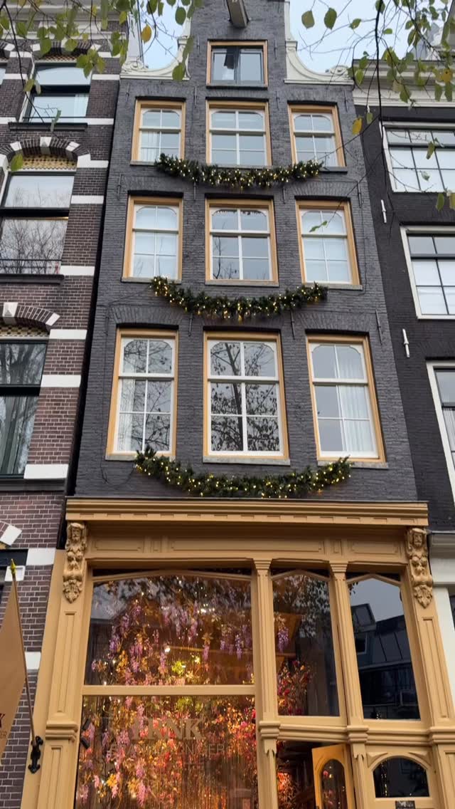 ✨ Slowly, the most beautiful canal in Amsterdam awakens in a festive glow.
Soft winter music drifts between the historic facades,
golden Christmas trees dance in the windows,
and boats glide by during the Amsterdam Light Festival —
every moment a living painting.
In this enchanting atmosphere, you’ll find
the most beautiful flowers in our studio:
from small gifts to hang in your Christmas tree
to lush, handcrafted floral bouquets.
A delight for the eyes, a gift for the heart. ✨🌸
#Amsterdam
#AmsterdamCanals
#Leliegracht
#AmsterdamLightFestival
#Kerstdagen
#Kerstsfeer
#ChristmasVibes
#FestiveSeason
#HandgemaakteBloemen
#SilkFlowers
#LuxuryFlowers
#FloralDesign
#InteriorFlorals
#FlowerArt
#Kerstcadeau
#ChristmasGifts
#CanalHouse
#AmsterdamWinter
#HolidayMagic
#FloralStudio
#BloemenwinkelAmsterdam
#ArtisanFlowers
#WinterInAmsterdam
#GrachtenGordel