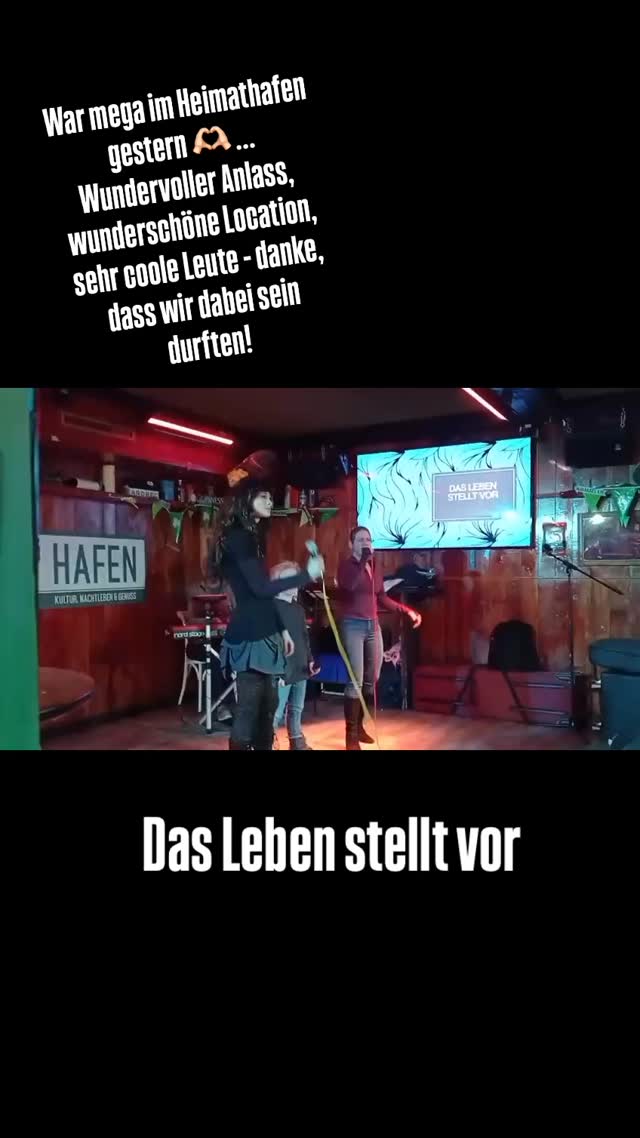 Gestern war ich mit meiner Kleinen im Heimathafen bei der Veranstaltung - Das Leben stellt vor… dort durften wir mit Luisa eine Version von „Tiefseetaucher“ präsentieren. Mit dabei waren unterschiedlichste Persönlichkeiten, die das Leben aus Ihrer Perspektive gezeigt haben - ein Austausch der ganz speziellen Art 🫶🏻 Danke, dass wir dabei sein durften! #nicoleurschinger #livemusik #peterreimtgut #leben #vielfalt #zusammenhalt