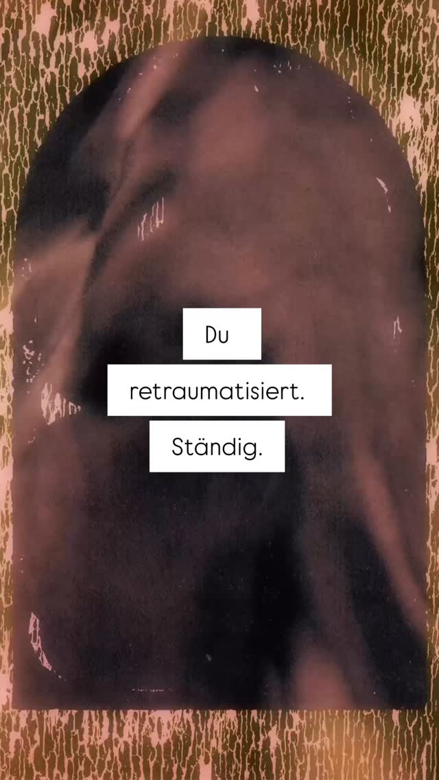 First of all: Wiederholung: ich möchte, dass du weißt, dass du genug bist. Dass du ein Wunder bist. Dass du nicht kaputt bist oder falsch funktionierst.💖
Weil das, was dich ausmacht und das was du erlebt hast, das was du heute bist NUR du genau so mitbringst ✨🐦🔥
Nur du. Und das macht dich so einzigartig und wertvoll.
Dein System strebt immer nach Homöostase & Gleichgewicht. Das, was einst zu viel, zu früh, zu intensiv, zu schmerzhaft war um es zu fühlen, um die Erfahrung sicher abschließen zu können hat sich einstweilen anderweitig angesetzt, bis du und dein System soweit sind, diese in einem geschützten und wohlwollenden Rahmen zu Ende zu bringen.
E~MOTION = ~ Energie in Bewegung
Energie verpufft nicht in Nichts.
🌊ein paar Beispiele🌀
Trauer 🤍
Der Verlust, der zu groß war. Dein Körper fällt in eine Schutzhaltung und die Atmung verschlechtert sich, was wiederum den Fight/Flight Modus aktiviert. Die Energie steckt oft im Brustraum.
Wut ❤️🔥
Die Grenze(n), die überschritten wurden. Die Macht zur Veränderung, für sich selbst einstehen. In der TCM mit Leber & Galle assoziiert ~ die Entgiftung des Körpers und großer Emotionen.
Scham & Schuld💜
„Ich bin falsch“ die innere Richterin, die uns klein hält. Wenn der Boden unter den Füßen weggezogen wurde. Wenn Sehnsüchte zurück gehalten werden mussten. Bedürfnisse nichtig gemacht, nicht gesehen, nicht anerkannt. Die Energie steckt häufig in Hüft-& Beckenraum.
Was jede Erfahrung, jedes Gefühl, jeder Schmerz, welche nicht zum Abschluss gebracht werden konnten gemein haben: es war schlichtweg zu viel für dich.
Und das ist okay. Dein System schützt dich ganz wunderbar damit.
Was sie noch gemein haben: um die Erfahrung sicher abzuschließen braucht es: ganz viel Achtsamkeit, Neugier, Beobachten, Mitgefühl, Würdigung 💐❤️ und deinen Körper als deinen sicheren Hafen, den du wieder als dein zu Hause erfahren darfst✨
Wenn’s zu viel wird: Ich möchte, dass du weißt, dass du diesen Weg nicht alleine gehen musst 🫶🏻 und es so stark ist sich Hilfe zu holen🫱🏻🫲🏼
Sei & bleibe lieb & achtsam mit dir & deinen Mitmenchen. Wir kennen nie die ganze Geschichte.
Muchos Love
Eva 🫀