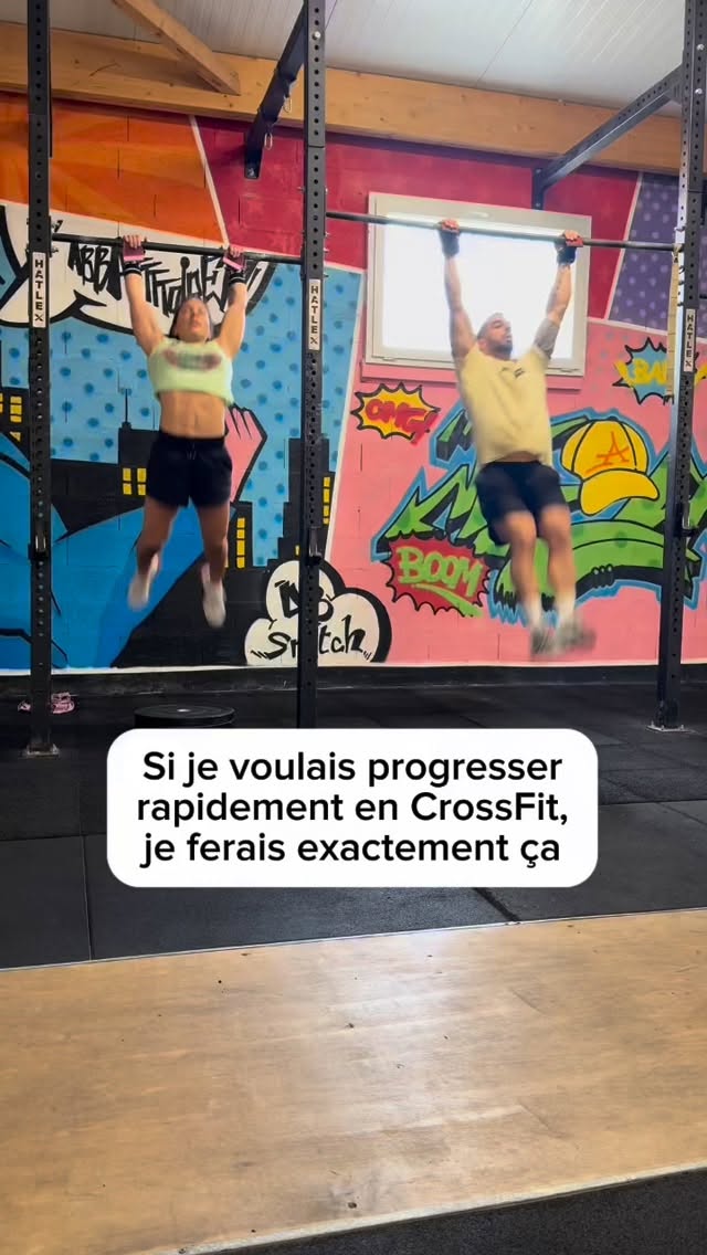 J’ai commencé le CrossFit il y a seulement 5 mois.
Et très vite, j’ai vu que je ne m’entraînais pas comme la majorité des gens en box.
La plupart se contentent des cours collectifs.
Moi, j’ai pris le problème à l’envers.
Je me suis demandé :
si dans un WOD je ne maîtrise pas un mouvement… est-ce que ça sert vraiment de le subir ?
Ou est-ce que je dois apprendre à le faire correctement ?
J’ai choisi la deuxième option.
J’ai toujours fait du renfo avant le CrossFit, alors j’ai gardé cette logique :
→ construire un corps fort
→ améliorer mon moteur avec la zone 2
→ travailler ma technique hors fatigue
→ faire du spécifique haltéro
→ et apprendre les skills étape par étape.
Et honnêtement ?
C’est ça qui fait toute la différence aujourd’hui.
Je progresse vite, pas parce que je “m’entraîne plus”,
mais parce que je m’entraîne mieux. → 1. Ne pas faire que des WOD du t épuises pour rien
Concret :
• 2 WOD / semaine maximum.
• 3 séances hors WOD obligatoires : renfo, haltéro, skill, zone 2.
• Pas de “redlining” 5x/semaine.
Tu construis la semaine, tu te testes le week-end.
→ 2. Faire de la Zone 2.
Concret :
• 30 à 45 minutes, 2a 3 fois/semaine.
• RPM → pouvoir parler en respirant par le nez.
• Vélo / rameur / assault bike / course lente.
• 120–145 BPM selon niveau.
Objectif : augmenter ton VO2 sans te cramer.
⸻
→ 3. Faire du renfo lourd.
Concret :
• 3 à 5 séries de 3–5 reps lourdes.
• Squat, deadlift, shoulder press, tirages, hip thrust.
• 2 séances renfo / semaine.
Sans force → pas de kipping propre, pas de charge, pas de stabilité.
⸻
→ 4. Faire du travail spécifique en haltéro.
Concret :
• 20 minutes minimum hors WOD → snatch / clean / jerk.
• 1 technique + 1 variation par séance.
• Exemple :
Snatch balance 5×3
Hang snatch 5×2
• Charge : 60–70 % → priorité technique.
L’haltéro, ça progresse dans le calme, pas dans le timer.
⸻
→ 5. Faire du travail technique sur les skills.
Concret :
• 10 à 15 minutes, 2–3 fois/semaine.
• Découpé :
• Strict pull-ups avant kipping
• Holds en handstand avant HS walk
• Sauts contrôlés avant DU rapides
• Objectif : 3 séries de reps propres, pas de fatigue.
Les skills ne s’apprennent pas essoufflée, jamais.