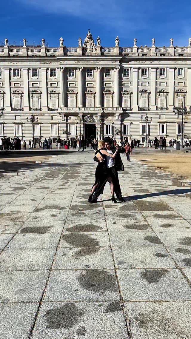 Hoy nos hemos ido al Palacio Real de Madrid con dos bailarines de tango espectaculares y el reto era congelar el movimiento en su punto más bello.
💨 Velocidad de obturación alta para atrapar ese instante exacto.
☀️ ISO bajo porque el sol pegaba fuerte.
🎯 Diafragma muy abierto para aislar a los bailarines y dejar el fondo suave.
⚫️⚪️ Blanco y negro para centrarnos en el claroscuro, las texturas y la energía del movimiento.
Y un truco importante:
Si quieres que tus modelos se vean más esbeltos, estilizados y grandiosos, coloca la cámara prácticamente en el suelo. Ese ángulo elimina sombras molestas, minimiza el suelo y da una sensación de altura brutal. Además, es un punto de vista que el ojo humano no suele ver, por eso funciona tan bien.
Así que ya sabéis: jugad con el movimiento, buscad la luz y no tengáis miedo de ensuciaros las rodillas. Ahí abajo pasan cosas mágicas.
#tipsdefotografia #clasesdefotografia #fotoscreativas #shooting #tutorialfotografia