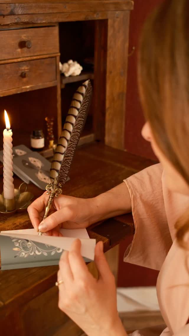 ✨ Een ode aan het ongeziene ✨
Schrijven doe ik meestal in de nacht. Dat gaat vanzelf. Na een paar uur hele diepe slaap (meestal met heldere dromen) word ik rond half 4 wakker. En dan komen er woorden. Soms ook beelden of ideeën. Maar vooral woorden. Die geduldig wachten tot ik ze opschrijf. Wat ik graag pas in de ochtend zou doen (want ik slaap graag 😊), maar vaak zijn de woorden dan verdwenen. Dus ik schrijf. Of misschien beter gezegd: ik noteer. Tot de stroom vanzelf opdroogt.
Zo zijn ook alle teksten voor het Drijfveren deck ontstaan. En eigenlijk voor alle creatieve projecten waar ik aan werk. Diep in de nacht. In alle stilte en helderheid. Woorden die overdag verder worden gepolijst, zonder de essentie te verliezen. En ook dat lukt het beste in stilte.
Ook dit gedicht verscheen in de nacht, nadat ik overdag bezig was geweest met het vatten van de kern en intentie van mijn werk voor mijn nieuwe website. Het is nu het eerste wat je ziet op de homepage. Omdat het is wat ik doe. Wat ik kan. Wie ik ben.
Wat definieert jou? En hoe geef jij daar uiting aan? Ik ben heel benieuwd 😊
Beelden door @hannageelsfotografie
#schrijfkunst #dieptepsychologie #onderbewustzijn #drijfveren