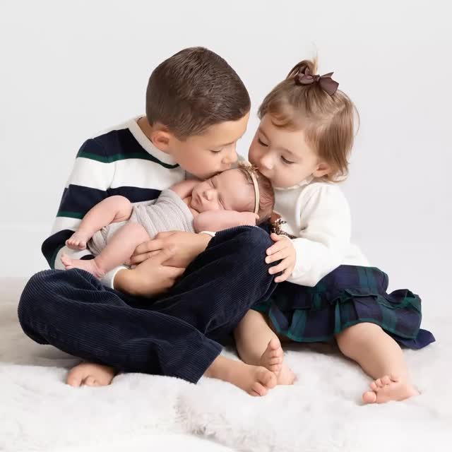 Newborn Sibling Family Photography #Newborn #NewbornPhoto #NewbornPhotographer #NewbornBaby #NewbornStudio #NewbornPhotoStudio #Sugarbaby #SugarbabyStudio #SugarbabyPhotography #SJPhoto #SJPhotocreation #SanMateoPhotographer #SanMateoMaternityPhotographer #SanMateoNewbornPhotographer #SanMateoBabyPhotographer