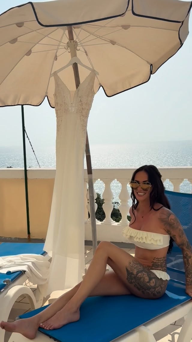 Summertime vibes in the beautiful Villa Parisi 🫠#giuliapapkewedding #destinationwedding #weddingmakeupartist #muawedding #giuliapapkemua #adaywithme #instagood #instagram #instalike #daywithme #destinationweddingtuscany