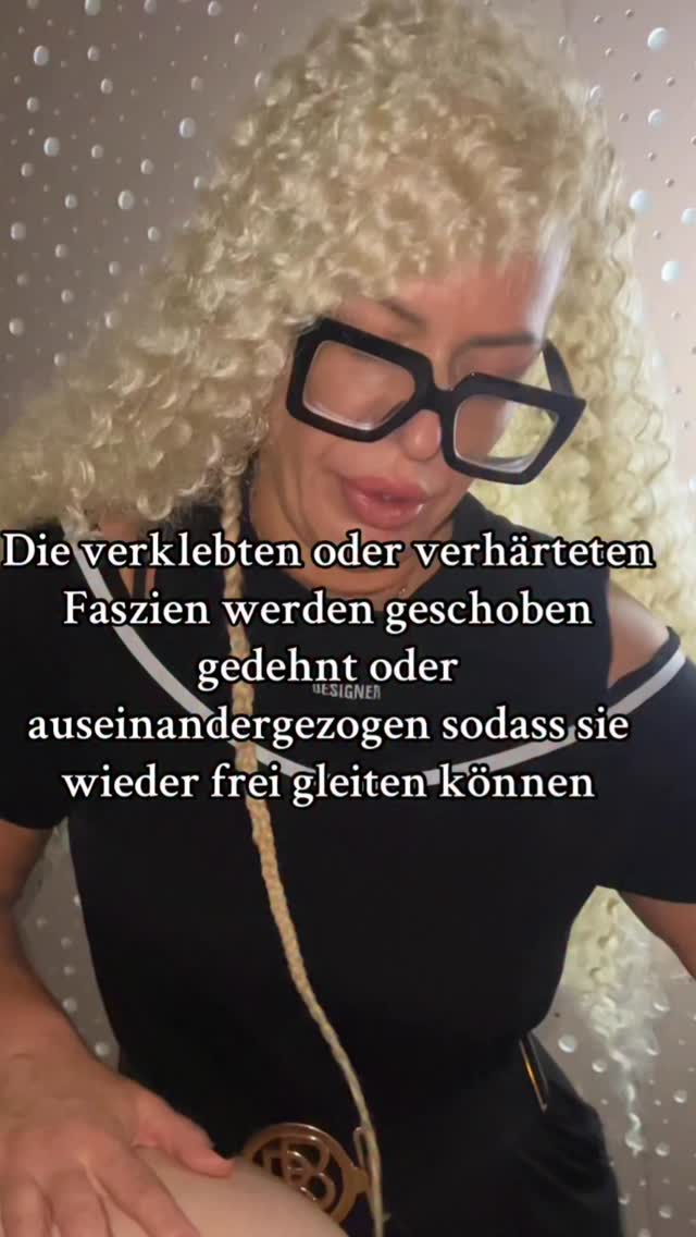 Was sind Faszien und warum verschieben sie sich
Faszien sind ein Netzwerk aus Bindegewebe, das deinen gesamten Körper wie ein dreidimensionales Netz umhüllt. Sie geben deinem Körper Form, Halt und Beweglichkeit. Jede Muskelgruppe, jedes Organ und jede einzelne Muskelfaser ist von Faszien umgeben.
Sind Faszien gesund, bleiben sie elastisch, geschmeidig und können mühelos aneinander vorbeigleiten. Wenn jedoch Stress, zu wenig Bewegung, Fehlhaltungen, alte Verletzungen oder emotionale Belastungen auftreten, verändert sich die Struktur der Faszien. Sie verlieren Flüssigkeit, ziehen sich zusammen und beginnen zu verkleben.
Dadurch entsteht das Gefühl, dass sich Faszien verschieben. Tatsächlich reagieren sie auf Belastungen, Bewegungsmuster oder emotionale Spannungen, indem sie ihre Position, Spannung oder Gleitfähigkeit verändern. Das führt zu Beschwerden wie Druckgefühl, Ziehen, Steifheit oder Blockaden.
Durch manuelle Techniken wie Madero Therapie, Lymphdrainage, tiefes Atmen, Dehnen oder bewusste Bewegung können Faszien wieder weich und flexibel werden. Die Berührung fördert die Durchblutung und den Lymphfluss, verbessert die Gleitfähigkeit des Gewebes, löst tiefe Verspannungen und unterstützt auch das Loslassen gespeicherter Emotionen.
Faszien sind ein sensibles, lebendiges System und reagieren auf jede Form von Energie, Bewegung und Gefühl. Genau deshalb kann Körperarbeit so transformierend sein.
#faszien #münchen #maderotherapie #lipödem #madero
#lymph #lymphödem #wassereinlagerungen #massage #anticellulite
@madero_madre