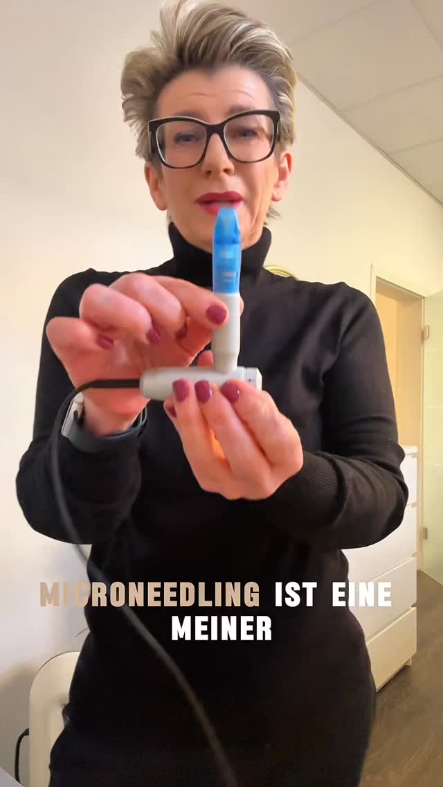 Microneedling gehört zu meinen effektivsten Treatments, wenn es um glattere, feinere und strahlendere Haut geht.
Durch die feinen Mikrokanäle bekommt die Haut den Impuls, neues Kollagen zu bilden - Linien wirken weicher, die Hautstruktur wird gleichmäßiger und der Teint sichtbar frischer.
Ich arbeite mit medizinisch geprüften Modulen, sterilen Einweg-Nadeln und hochwirksamen Seren, die ich individuell für deine Haut auswähle.
Sicher. Präzise. Und mit einem Fokus auf nachhaltige Ergebnisse.
✨ Am stärksten wirkt eine 3er-Kur.
So bauen wir die Haut Zyklus für Zyklus auf - mit klar messbaren Veränderungen.
Lust auf einen Hautboost?
Schreib mir für deinen Termin.
___
#hauterneuerung #microneedlingtreatment #microneedling #antiaging #glow #strahlendehaut #care4you