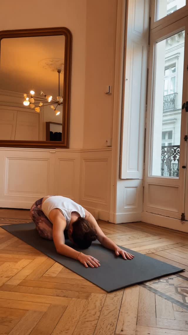 Prendre le temps au milieu de la tempête de la vie 🌪️
Comme l’impression d’être embarquée dans une course sans pause ravito depuis la rentrée et cette semaine, tête et corps me demandent 2 choses: simplicité et calme 🍂
Cette semaine @chez_june, le yin s’est alors transformé en bulle de rechargement et le vinyasa s’est résumé à des postures énergisantes et nourrissantes.
✨ Se rappeler de ce qui est important
Respirer, décharger le mental, soulager les tensions et prendre le temps.
Et ne pas terminer Novembre sur les rotules.
Ceux qui pratiquent avec moi savent que ce qui vient sur le tapis prend souvent sa source dans ce que je vis 🌀🐚
#yoganantes #yoga #mindfulness #presence