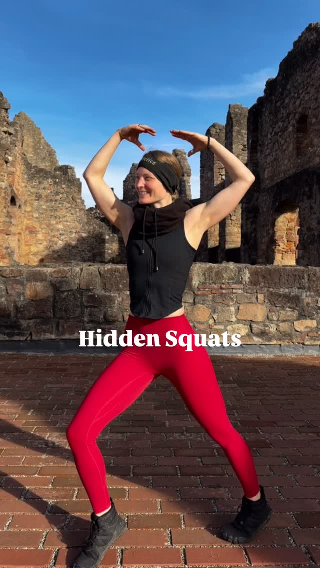 Hidden Squats – Overcome Your Struggles 🖤🔥
Are you struggling with squats and not sure why you should do them?
Try dancing them — because squats are the foundation for so many movements in everyday life and in sports.
From lifting heavy things to picking up your child, squats help you release stiffness and build stability.
Here are a few ways to “hide” your squats so you don’t even notice how many you’re doing.
Give it a try and create your own routine:
✔️ Add arm movements
✔️ Include rotations
✔️ Try small jumps for extra variation
Have fun, explore movement, and become fit for life! 💪✨
#HiddenSquats #squatchallenge #squats #Melletics #FitForLife #MobilityTraining #FunctionalFitness #MoveWithJoy #DynamicTraining #StrongerEveryDay #SquatVariations #OutdoorFitness #MindBodyBalance #FitnessMotivation #DanceYourStrength #NoExcuses