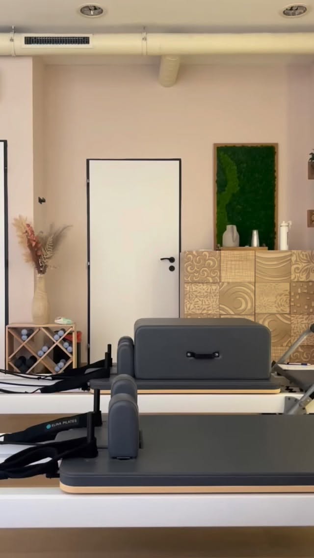 Your new killer abs combo 🤝🔥
Chceš zmáchat triko?
❌ Nechoď na reformer.
Děláš to jen proto, že je to trendy?
❌ Nechoď na reformer.
Chceš se hýbat do beatu?
❌ Nechoď na reformer.
Nechceš nad ničím přemýšlet?
❌ Nechoď na reformer.
Tak co teda čekat? 🤔
Kontrolovaný a plynulý pohyb. Dech, který tě vede. Tahání a tlačení zátěže (ano, fakt nejezdíme jen vozíkem sem a tam). Izolace i spolupráce svalů.
A hlavně: Ano, ono to bolí! 😇
Najdeš-li trenéra, který pohlídá techniku, vytáhne tě z komfortní zóny a udrží hezké flow, reformer si zamiluješ. Přidá ti svaly, stabilitu i lepší pocit z vlastního těla. A upřímně, nejsou to přesně ty věci, za kterými všichni jdeme? 💪✨
Není to jediná “správná cesta”, ale skvělý doplněk. Prostě ho přidej do tréninku a sleduj, co se začne dít. 😉
PS: Všechno je zrychlené, aby se tvůj dopaminový mozek nenudil. Tak si to pusť klidně ještě jednou 😄📲
Vidíme se v @reformbeat_prague na poledních lekcích v PO a ST. 🤗