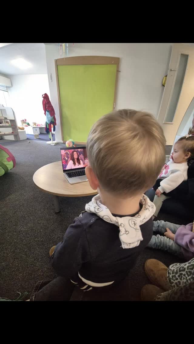 Vandaag weer samen het Sinterklaasjournaal gekeken 💻 en de schoentjes leeg gehaald👟. Één puzzel is al compleet, maar van de rest missen we nog stukjes 🤔 zouden deze nog komen?