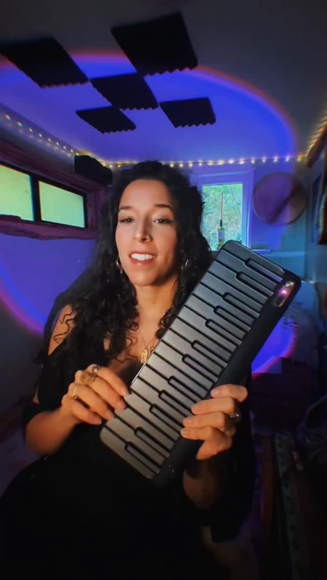 This keyboard is actually magic ✨ I haven’t played piano since I was like 16 but wow… this thing is so fun. I’ve been playing around with the PopuPiano and honestly didn’t expect to love it so much.
It can play on its own (it comes with a tiny speaker and sustain pedal that’s kind of adorable), doubles as a MIDI keyboard, and I’ve even been using it in my voice lessons. It’s just one of those all-around versatile, portable, aesthetically pleasing little additions to my gear—and apparently the gateway back into my keys era 🎹🎼✨
.
.
.
@popumusic.official #popupiano #popumusic #popupianocover #Piano #cover #reverb #auroramusic #homestudio #midi #midikeyboard #aurora