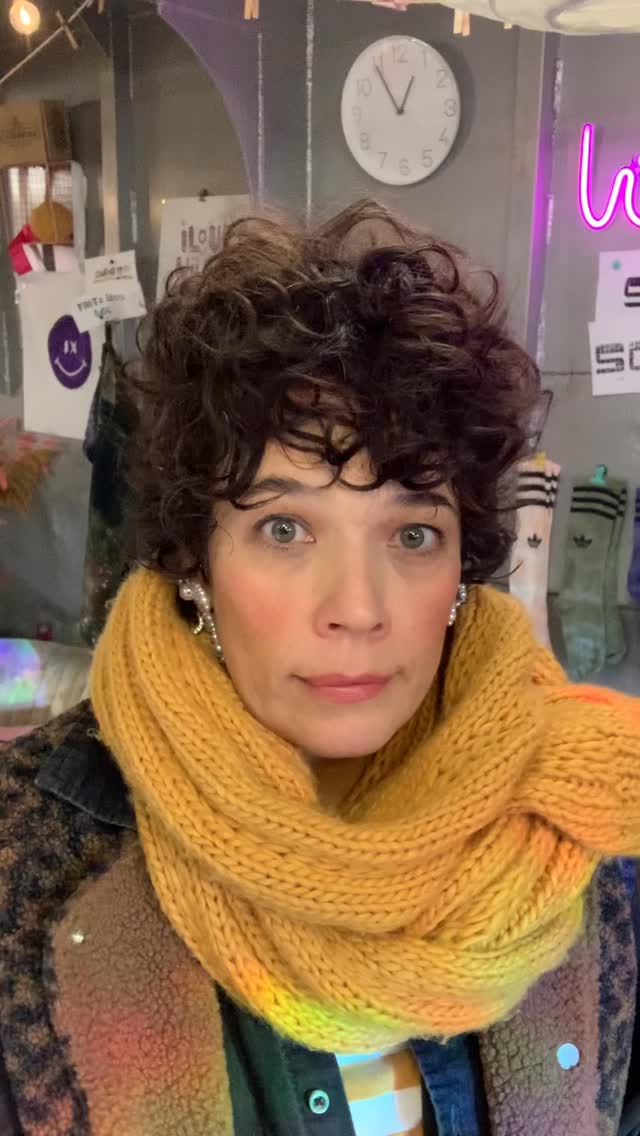 Minas Gift Guide – Part 2 🎁✨
Willkommen im Reich der selbstbedruckten Schätze: Mini-Täschchen, Matching-Shirts für Eltern/Kids, Boxershorts, Hoodies, Socken & Postkarten – alles mit “OMG, das hast du selbst gedruckt?!”-Effekt.
In der Weihnachtsdruckerei könnt ihr genau sowas machen – mit exklusiven Weihnachtssieben, die’s nur in dieser Workshopreihe gibt 🎄✨
Bringt einfach eure Textilien mit, ich bring Farbe, Kekse & gute Laune und natürlich die Siebe..
📅 30.11. | 06.12. | 14.12.
💶 55 €
🎟️ Plätze begrenzt – schnappt euch einen, bevor wieder das Notfall-Duschgelset im Warenkorb landet 😉
#minasgiftguide #weihnachtsdruckerei #siebdruckworkshop #handmadevibes