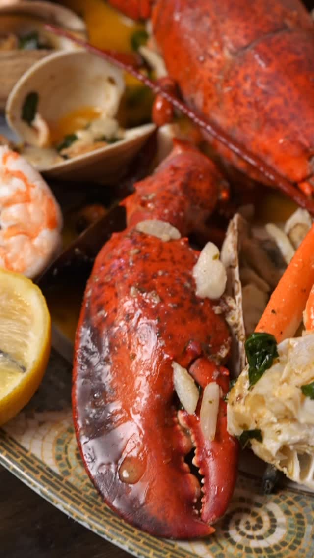 🔥 When you’re ready to go all in, this is the move. The Clam Bake brings lobster, crab legs, clams, mussels, shrimp, and steamers together in buttery garlic goodness. Served hot with corn on the cob. #PopeisClamBar
#deerparkeats #longislandseafood #longislandfoodies #lirestaurants