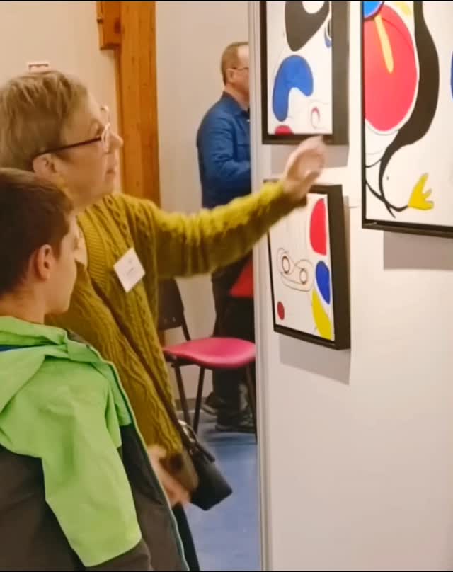 Lundi dernier, nous avons eu le plaisir d'accueillir les élèves d'Annet-sur-Marne et leurs institutrices pour une visite de l'exposition ! 🎨
Une joyeuse troupe de petits curieux aux yeux émerveillés, découvrant avec enthousiasme chaque œuvre exposée. Leurs questions spontanées et leur regard neuf sur l'art nous rappellent pourquoi nous aimons tant partager ces moments de transmission.
Merci aux enseignantes pour cette belle initiative et aux enfants pour leur curiosité contagieuse !