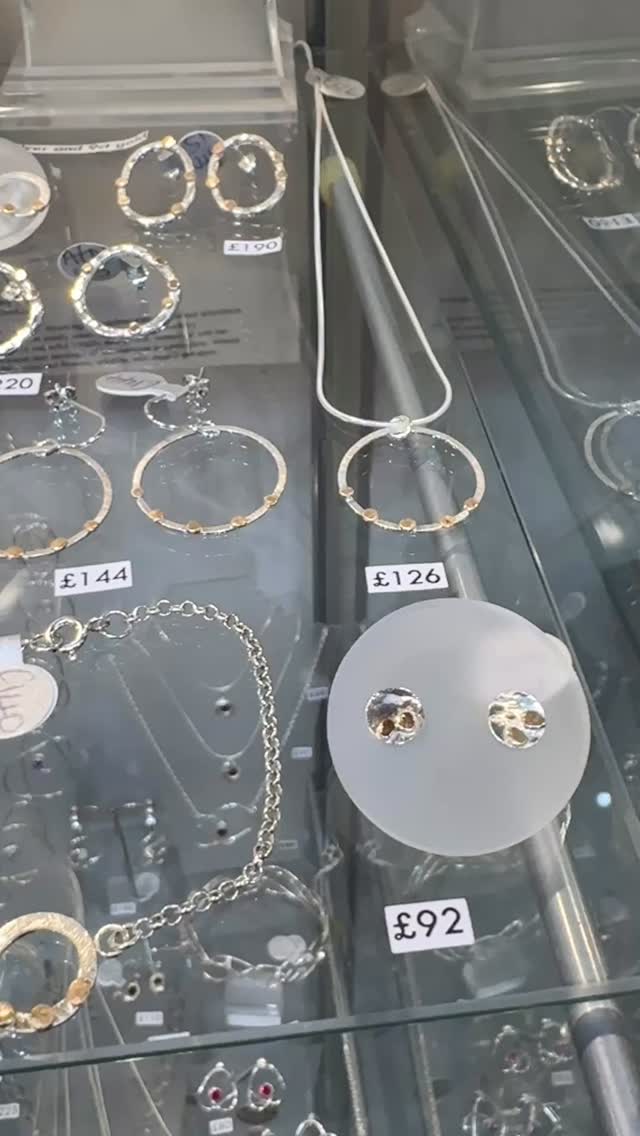 My full collection of silver and 9ct yellow gold jewellery is on display at @frannyandfiler now ππ Each piece is handmade by me and is completely unique.
#silverjewellery #silverandgold #handmade #abbyfilerjewellery #jewellery #jewelry #contemporaryjewellery #frannyandfiler #silver #jewelleryshop #jewelleryaddict #gold #christmas