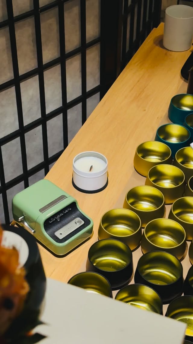 #light Ein Atemzug.
Ein Streichholz erwacht – das leise Knistern füllt den Raum.
Die Flamme findet ihren Weg, sanft, ruhig, echt.
Wärme breitet sich aus, der Duft beginnt zu erzählen – von Ruhe, von Tiefe, von dir.
Ein Moment, der bleibt.
Ein Licht, das mehr ist als nur Flamme.
Light — Entzünde nicht nur eine Kerze, sondern ein Gefühl: Klarheit, Wärme, Ankommen.
pure. calm. mindful.
#arnacandles #handgegossenekerzen