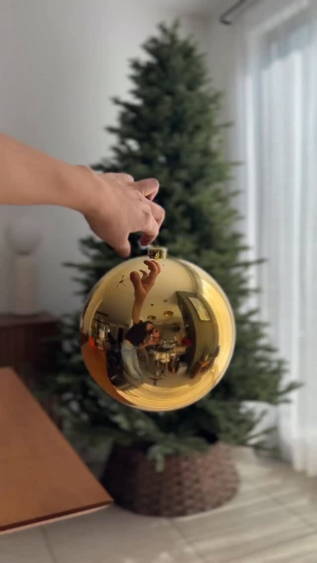 Cada Navidad, para mí, es un lienzo en blanco 🎨✨
Me encanta crear, reinventar, probar algo distinto y enseñarles nuevas ideas.
Pero este año decidí: repetir.
Porque el árbol del año pasado me enamoró demasiado, no podía dejarlo ir 😌🎄
Solo le agregué tul para darle un twist de textura y este fue el resultado.
¿Tú sueles cambiarlo cada Navidad o también eres #TeamRepetirCuandoAmas? 😌
#arboldenavidad #navidad2025 #christmastree