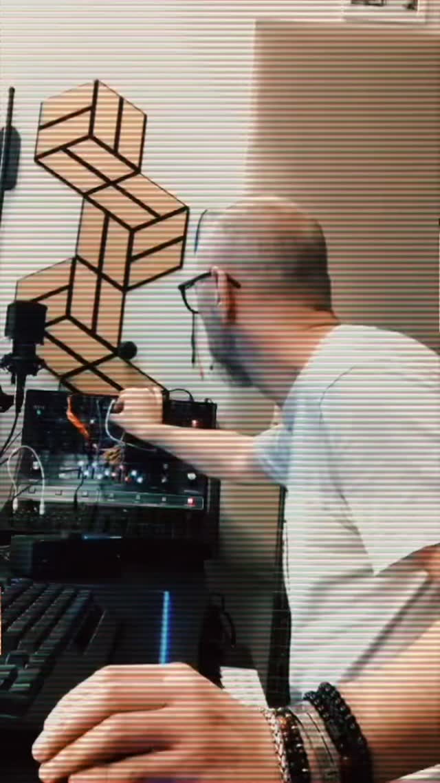 The result of an afternoon in the lab: Raw modular sound + the elegance of the piano. Turn up the volume! 🎧
#ModularSynth
#Eurorack
#SynthLife
#PianoMusic
#StudioVibes
#HomeStudio
#analoguesynth