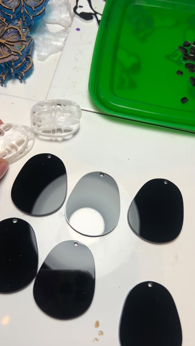 Hoy me acompañáis al taller para ver cómo hago los pendientes SinCara.
Me encanta hacer este modelo, porque el resultado es precioso. Aunque tengo que reconocer que es un proceso lento, pero muuuuy satisfactorio.
¿Os gusta?
#wip #ghibly #chihiro