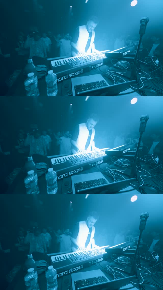 Voilà un des morceaux de Transition I :
“May I Please Have This Dance?”,
toujours joué en live 🎹
J’espère que ça vous plaît ❤️
—
Here’s one of the tracks from Transition I:
“May I Please Have This Dance?”,
always played live 🎹
Hope you like it ❤️
📹: @tibozstudio