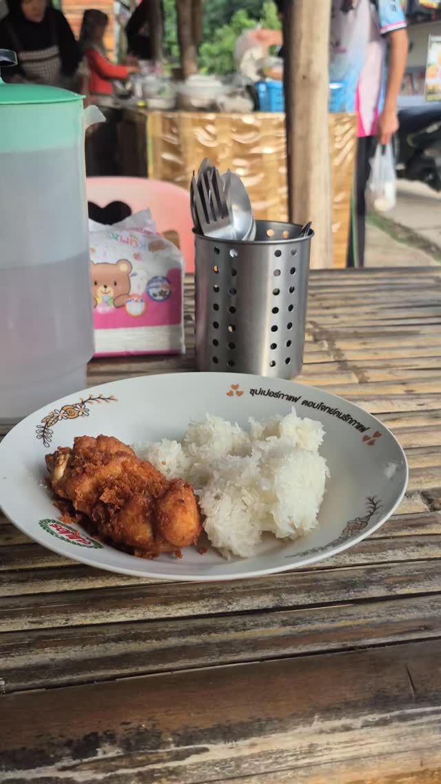 The best breakfast 🥰 Fried chicken and sticky rice at the morning Muslim shop of Bang Lim . Large choice of food the real Thai style breakfast in the south 😊 #krabi #thailand #fyp #thaibreakfast #thaireallife #thaistyle