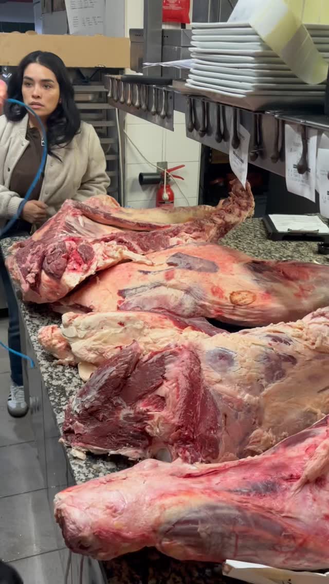 DIRECTEMENT DANS VOTRE ASSIETTE 🥩
Aujourd’hui, on a reçu une demi-vache armoricaine, prête à être dégustée 🐮
Tu passes la goûter ? 😋
Merci @atelier_cowrrezien pour ces viandes de qualité !