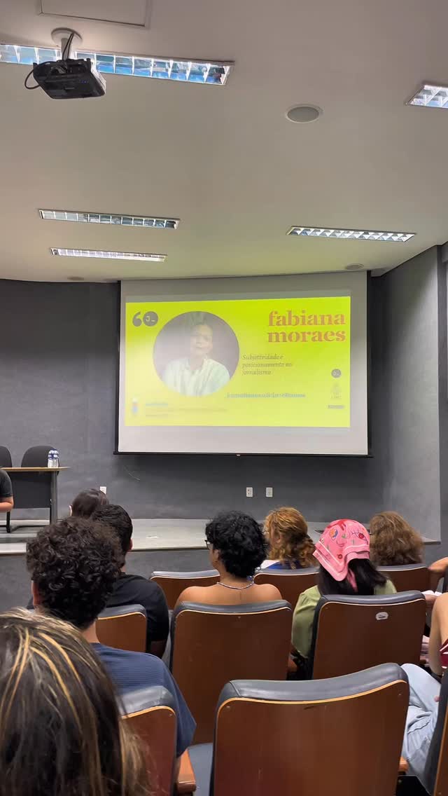 Relembrando um dia cheio de trocas e boas conversas com a jornalista e escritora Fabiana Moraes. ✨
No evento de encerramento do Ciclo de 60 anos do Curso de Jornalismo da UFC, Fabiana discorreu sobre subjetividade e posicionamento no jornalismo. O evento contou com perguntas de alunos e egressos, muita reflexão e até momento de autógrafos. 📔
Os eventos acabaram, mas ainda vem muita coisa boa por aí, os produtos comemorativos sobre os 60 anos do curso. Fiquem ligados! 🧡
🎨 Gravação, edição e design: @artemiszmaia (2° semestre)