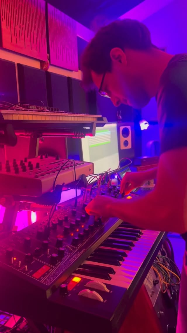 #moog Friday. Matriarch Dark doing a nice wide fifths dealio with a gated @mixwave Aaron Sterling kit acting as a click/groove ambassador.
#synth #production