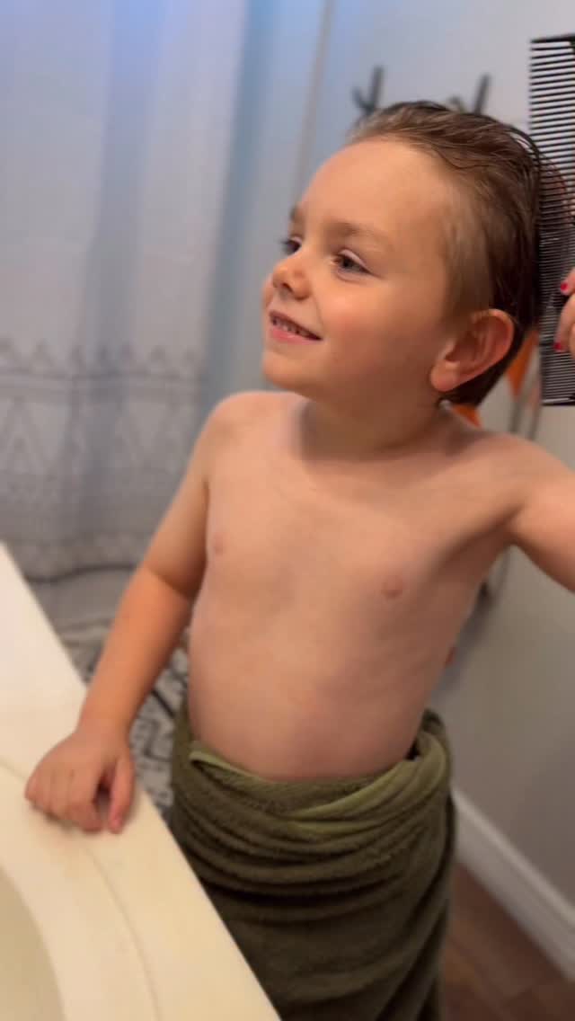 Tell me why my kid looks like he’s about to defend the house from two burglars named Harry and Marv. @culkamania please advise…
#homealone #kevinmccallister #macaulayculkin