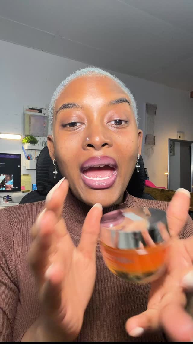 @biotherm Aquasource+ Vitamin Glow Gel is the moisturizer for my oily skin girlies.
If shine is your worse nightmare yet your skin needs deep hydration (think dehydrated skin) this gel lotion will solve all your problems.
It’s loaded in sebum regulating and intensively hydrating ingredients that just give the right balance your skin needs to look its best .
Disclaimer: I received this product for free from Topbox Marketing for testing and review purposes
However my opinions stay through to my actual experience the product .
#biotherm #glasskin #oilyskin #niacinamide