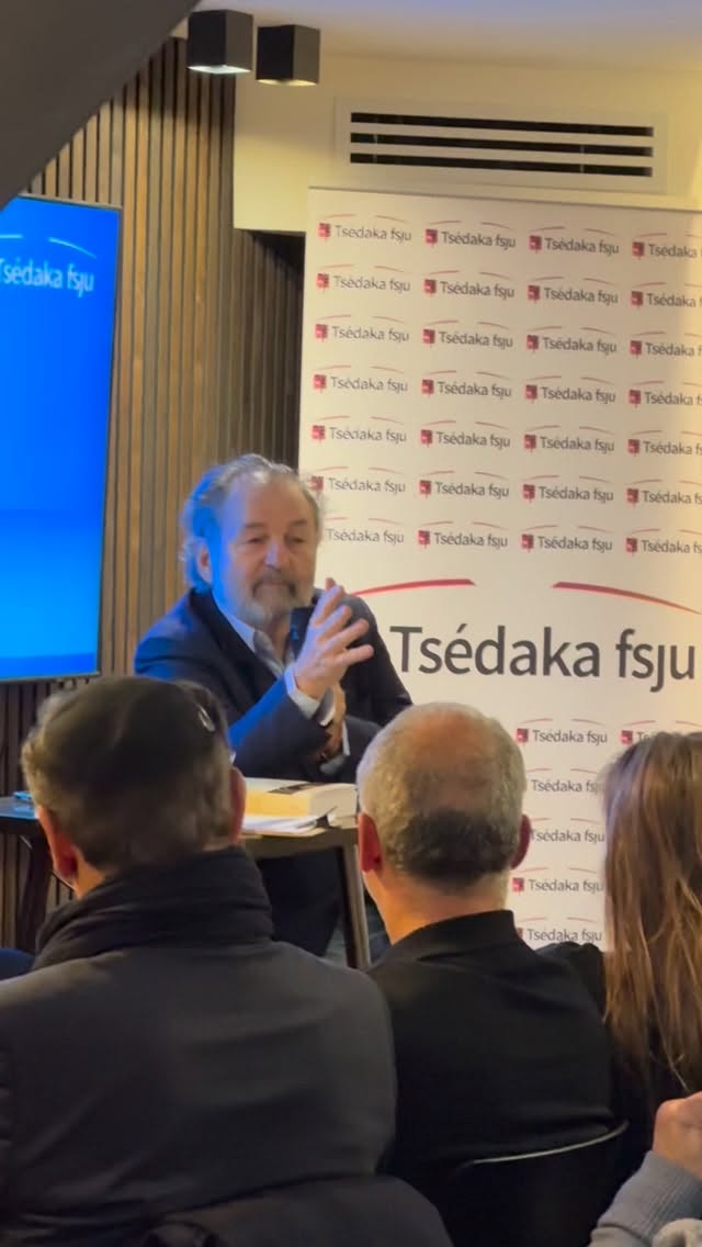 Denis Olivennes à Nice hier soir.
Présentation de son “dictionnaire amoureux des juifs de France”.
Une salle pleine. Le rappel de l’histoire unique d’une nation avec ses citoyens juifs. Un livre essentiel en ces temps troublés.
Un livre peut changer un destin. Il l’a peut être fait ce soir devant une assemblée en proie à des interrogations croissantes.
Écouter Denis Olivennes est un régal. L’intelligence de ses propos et ses démonstrations parfaitement amenées donnent une qualité de débats et de réflexions.