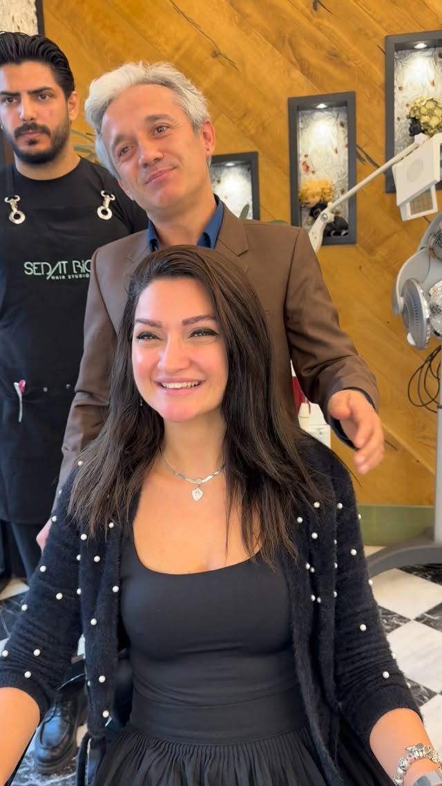 Renk değişimi ve mikro kaynak uygulaması yapıldı .
.
.
⚠️ Mikro kaynak yaptırmayı düşünüyorsanız lütfen bu soruları sorun :
✅ Saçlarım doğal ve hafif hissedilecek mi ?
✅ Saç derimde batma veya ağırlık hissi olur mu ?
✅ Kullanılan saçın kalitesi bana uygun mu?
✅ renk şekil hacim ve doku uyumunu dikkate alacak mısınız ?
✅ Saçlarımı topladığımda veya rüzgarda kaynak belli olur mu ?
✅ Saçlarım günlük kullanımda istediğim gibi şekil alabilir mi ?
✅ Uzun vadede kendi saçımı uzatma imkanı verir mi yoksa her yaptırdığımda saçlarım diplerden azalacak mı ?
✅ Çıkartırken doğal saçlarım kopar mı kendi özel solüsyonuyla mı çıkartıyorsunuz yoksa aseton alkol ya da tiner mi kullanıyorsunuz ?
💫 Ayrıca kendinize şunu da sorun:
• Kendimi daha bakımlı ve özgüvenli hissetmek istiyor muyum?
• Saçlarımın bana yakışan en doğal haliyle görünmesini istiyor muyum?
Çünkü gerçek bir mikro kaynak uygulaması, saçınızla bir bütün olur.
Hafifliği ve konforu sayesinde saçınıza zarar verme potansiyeli çok düşüktür.
Görünmez yapısıyla doğallığı ön plana çıkarır saçlarınızın devamı gibi görünür ve size özgüven katar.
✨ Eğer aklınızda sorular varsa ya da en doğru kararı vermek isterseniz, bizden ön görüşme randevusu talep edin.
+90 (533) 776 64 74
.
#sedatbiga #mikrokaynak #medikalkaynak nisantasi